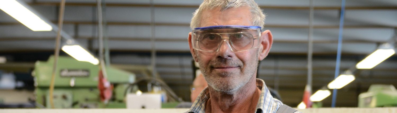 220515-LH-4076 Beschäftigter in der Zweigwerkstatt