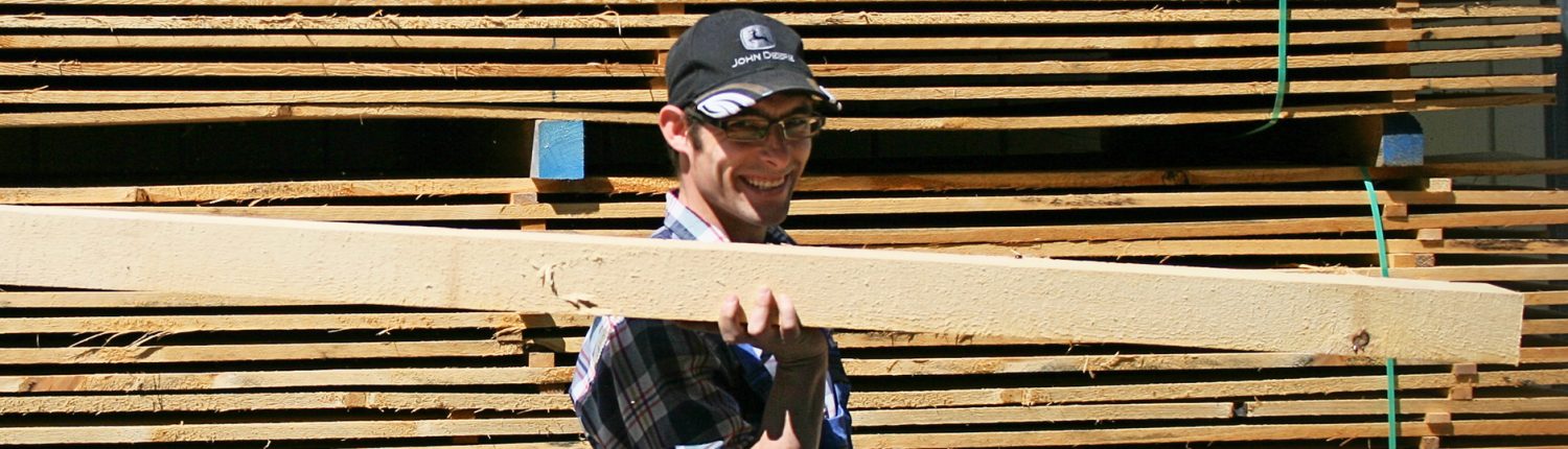 Schreinerei Mensch mit Beeinträchtigung in der Schreinerei