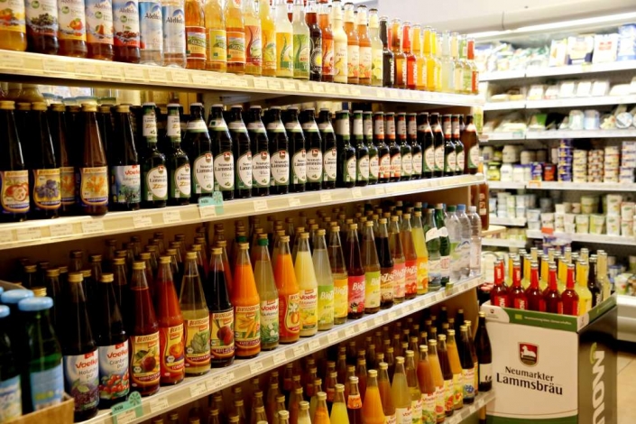 Getränkeabteilung mit Getränken der Firma Voelkel und Lammsbräu Leprima Biomarkt Bad Dürkheim Getränke