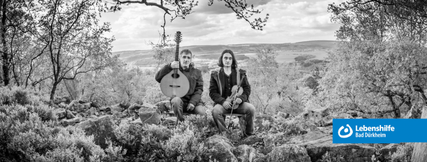 Schwarz-weiß Bild mit den Künstlern im Wald