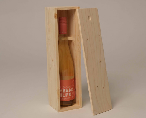 1er Kiste 0,75l gezinkt, mit Halshalterung und verdecktem Schiebedeckel (offen) Kiste 0,75l gezinkt, mit Halshalterung und verdecktem Schiebedeckel (offen)