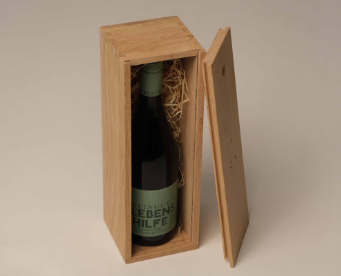 1er Kiste 0,75l in Eiche, gezinkt, verdeckter Schiebedeckel (offen) Kiste 0,75l in Eiche, gezinkt, verdeckter Schiebedeckel (offen)