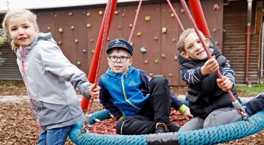Kinder auf Schaukel in der Siegmund Crämer Schule