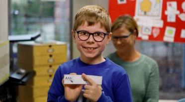 Schüler der Siegmund Crämer Schule mit Karte