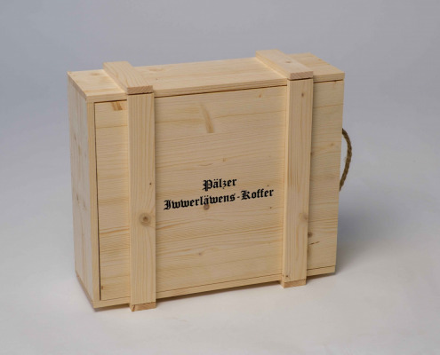 Plälzer Iwwerläwens-Koffer hochkant