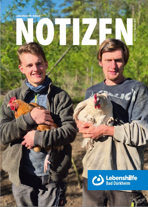 Titelbild der Notizen Nr. 136 vom 1. Quartal 2025 mit einem FSJler und einem Hofmitarbeiter.