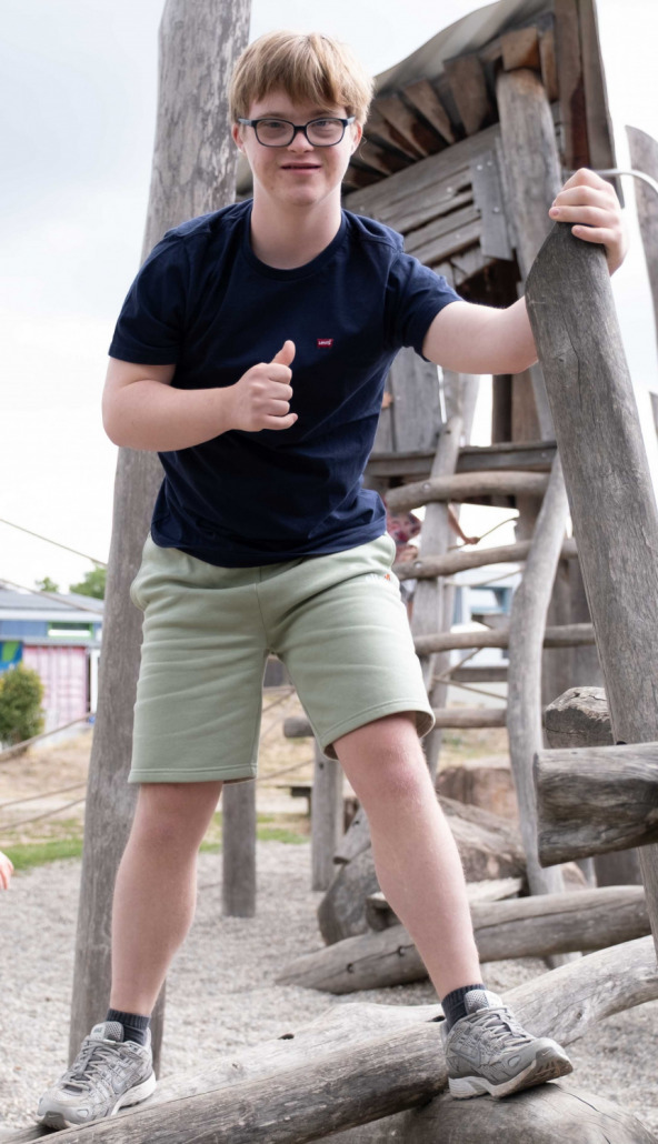 Kind mit Behinderung hat Spaß in der Ferienfreizeit