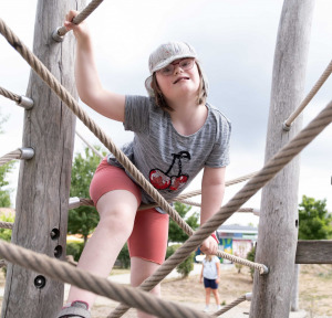 Kind mit Behinderung klettert in seiner Ferienfreizeit