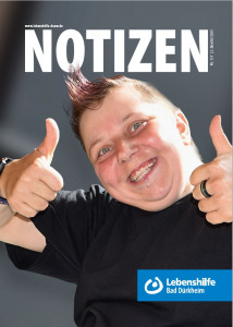 Titelbild Notizen 137, Portrait einer lächelnden Person, die zwei Daumen hoch zeigt.